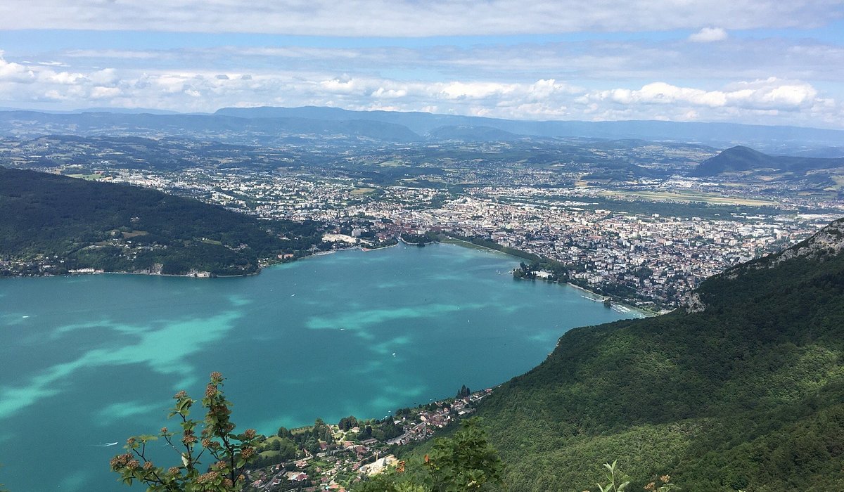 جولة بالقارب في بحيرة أنسي