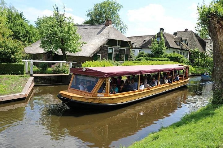 Giethoorn Canal