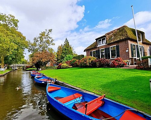 Giethoorn Canal Village Center